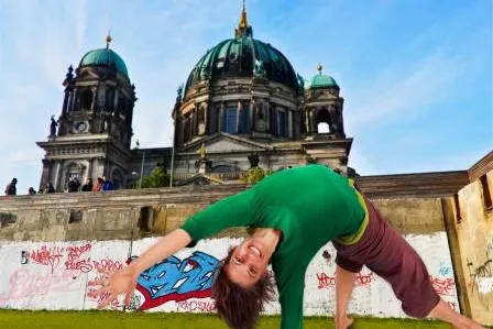 Bild: Berliner Sonnengruß: Städtetrip mit Yogaworkshop