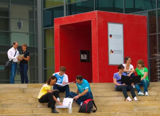 Bild: So profitieren Studierende und Ausbildungsbetriebe der Deutschen Hochschule