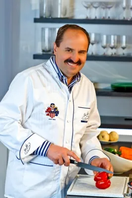 Bild: Starkoch Johann Lafer in Backnang am Herd - Eröffnung der Kochgalerie im Hofgut Hagenbach