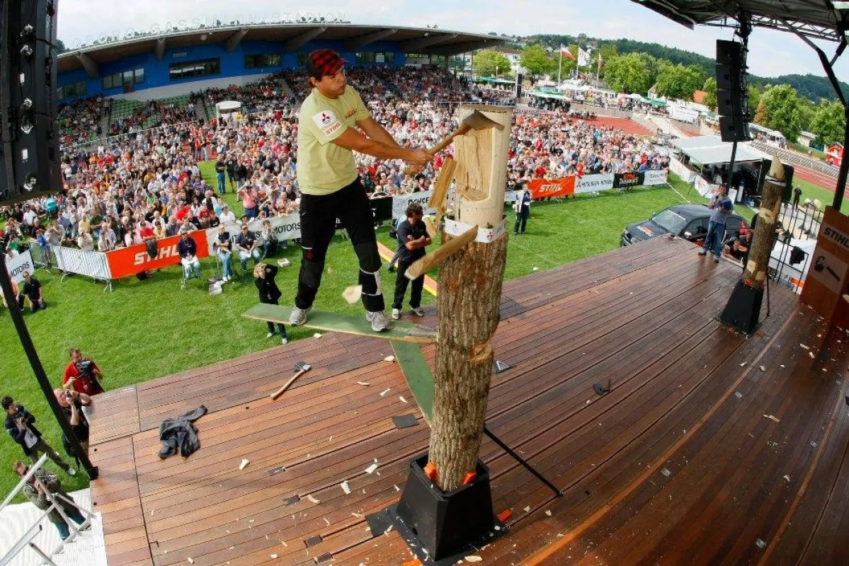 Der neue Deutsche Meister Robert Ebner beim Wettkampf vor 6.000 Zuschauern im Marburger Georg-Gaßmann-Stadion. Foto: STIHL® TIMBERSPORT SERIES