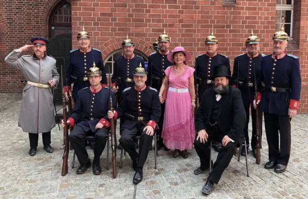 Die Köpenicker Hauptmanngarde eröffnet am 11. November 18 Uhr das Winter-Film-Fest im Nikolaiviertel Bild: Die Köpenicker Hauptmanngarde eröffnet am 11. November 18 Uhr das Winter-Film-Fest im Nikolaiviertel