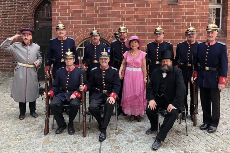 Bild: Die Köpenicker Hauptmanngarde eröffnet am 11. November 18 Uhr das Winter-Film-Fest im Nikolaiviertel