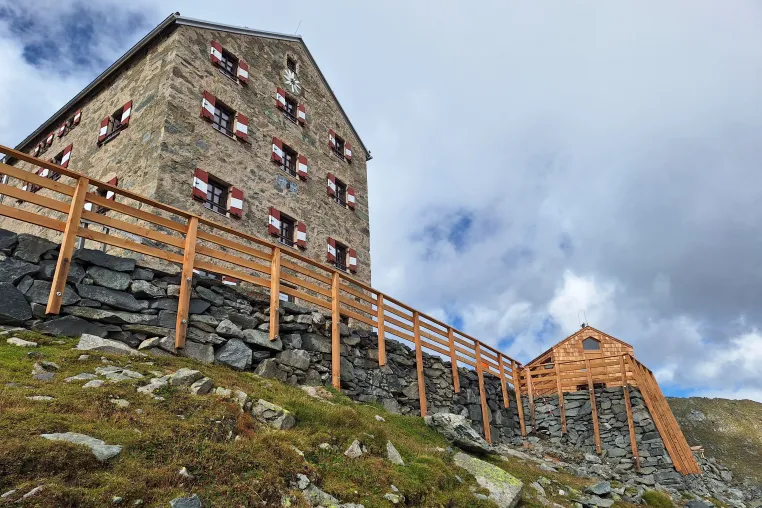 Berghütten rüsten wegen Klimawandels auf Trockenklos um Bild: Berghütten rüsten wegen Klimawandels auf Trockenklos um