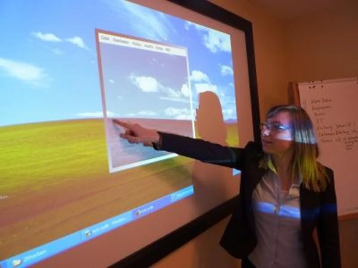 Anna Scholz demonstriert das Tool zur Simulation von Farbfehlsichtigkeiten