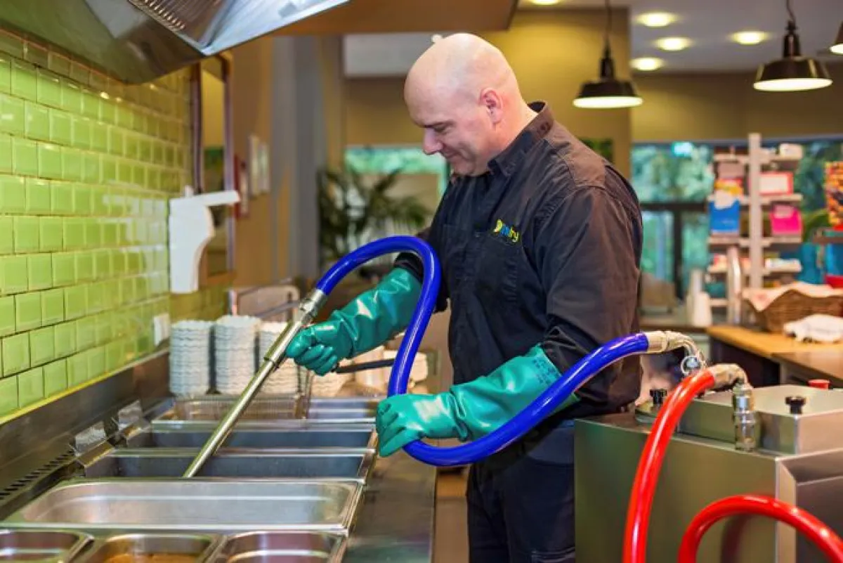 Mobiler Fritteusenservice Filtafry sorgt für saubere Fritteusen und einwandfreies Öl