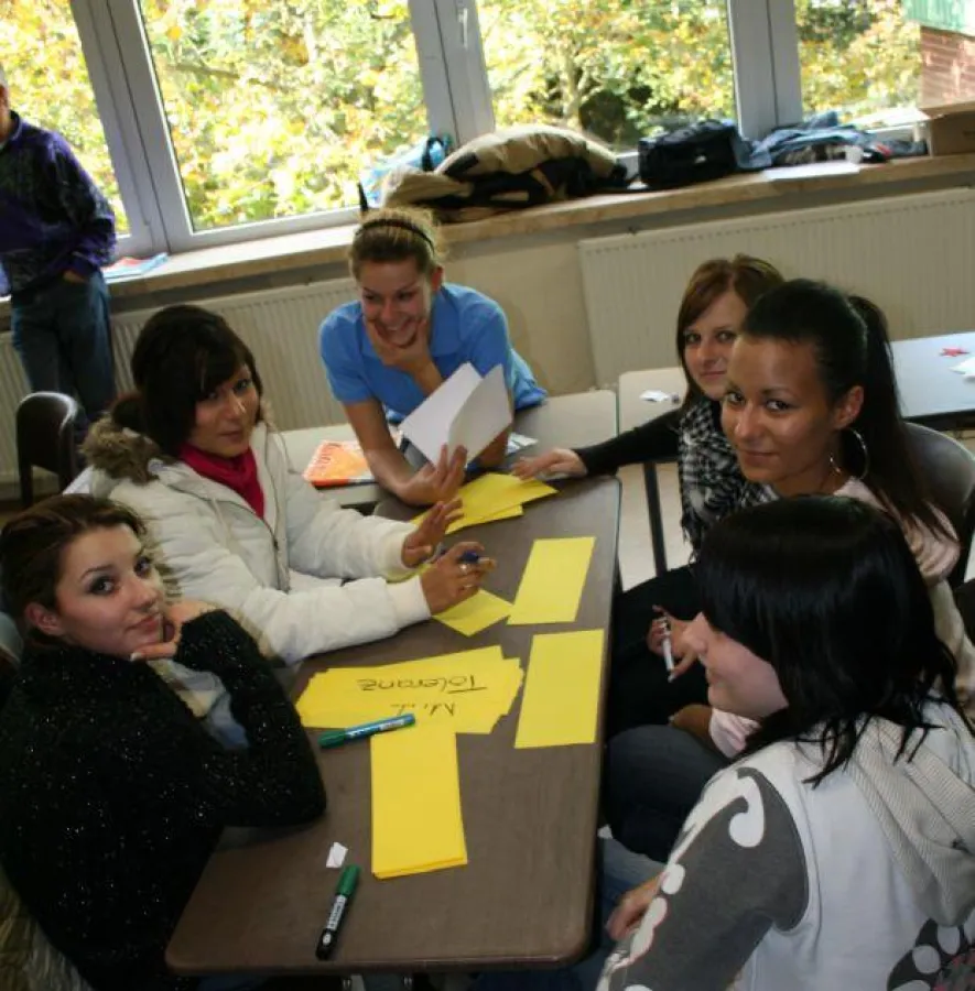 Lisa Nickel (Mitte) in einer Arbeitsgruppe der 10. Klasse