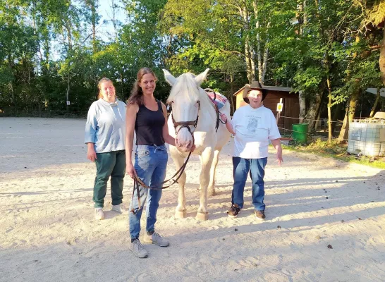 Bild: Helga Gunderlach Stiftung ermöglicht Therapeutisches Reiten für Menschen mit Behinderung