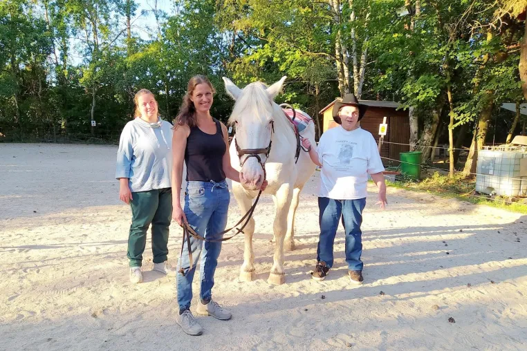 Bild: Helga Gunderlach Stiftung ermöglicht Therapeutisches Reiten für Menschen mit Behinderung