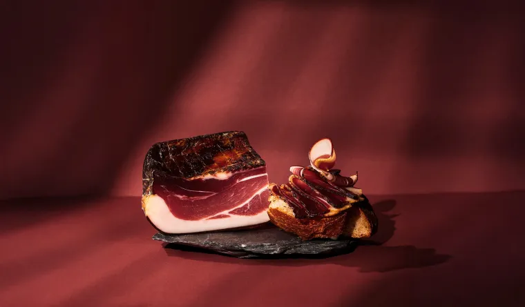 Bild: Tiroler Speck online bestellen: Regionaler Genuss jetzt versandkostenfrei ab 50 € auf tirolish.de