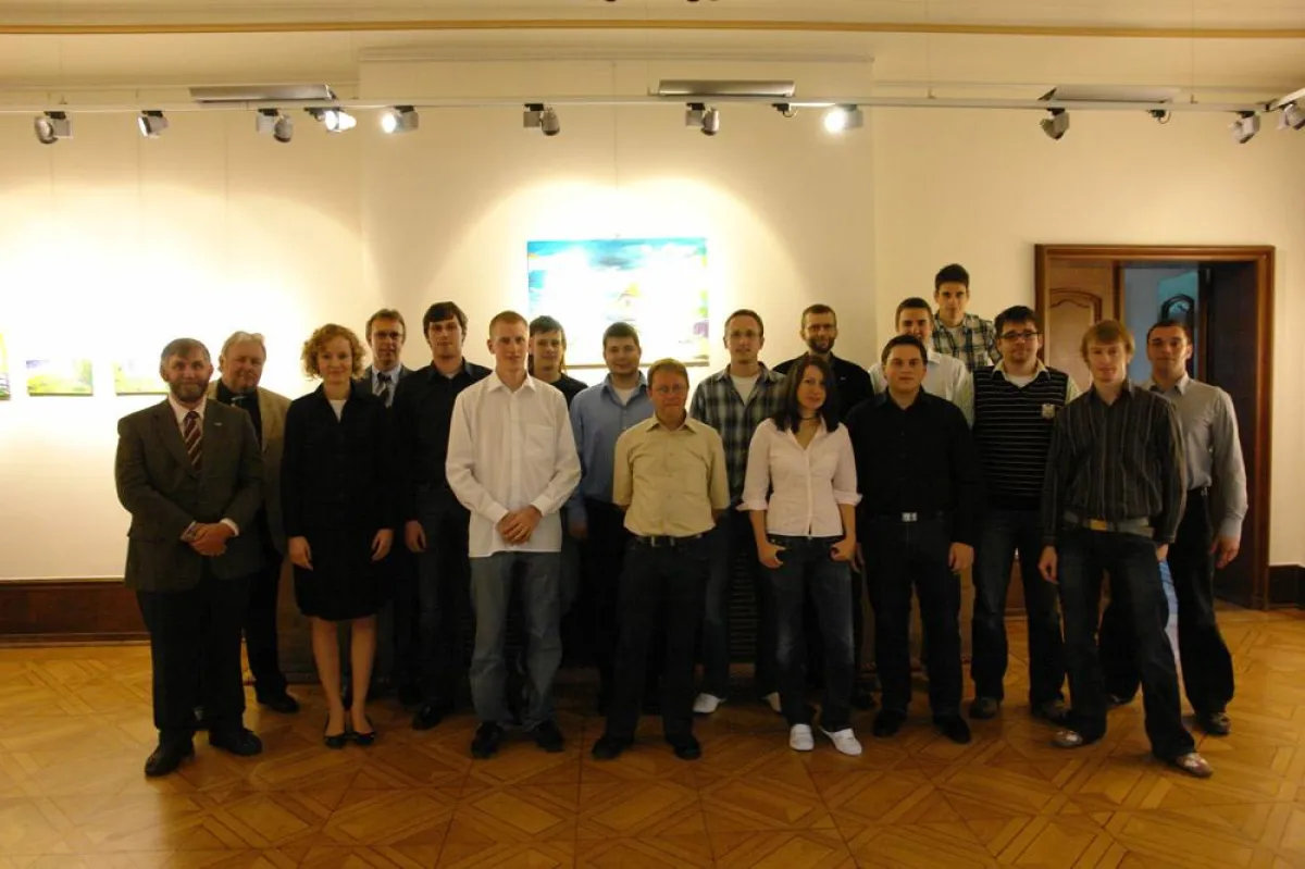 Bild (v.l.): Überreichung der Zertifikate an die Teilnehmer der Weidmüller Summer Academy 2008 durch Prof. Dr. Bernhard Zimmermann von der Hochschule Harz sowie Melanie Kamphaus und Dr. Eberhard Nigge