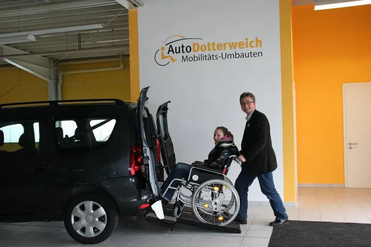 Bild: Erstes barrierefreies Autohaus in Nordbayern eröffnet. Startschuss 24.01.2010