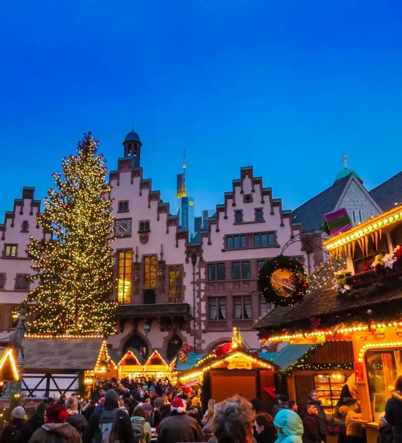 Familie über alles: Austauschschüler verbringen Weihnachten mit der Gastfamilie (© https://frankfurt-interaktiv.de/feste/weihnachtsmarkt#google_vignette)