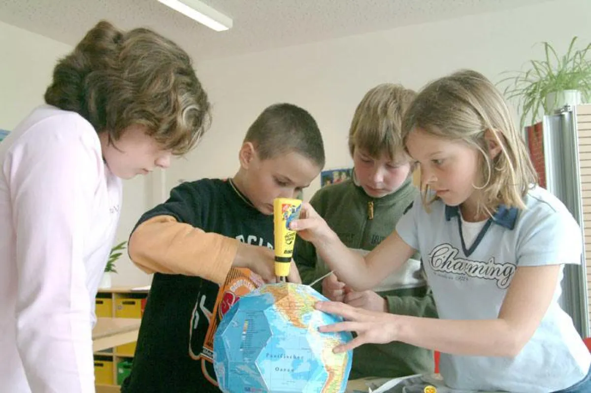 Kaum erwarten können es die Kinder, bis der eckige, aber stabile Papierglobus seine Form annimmt.