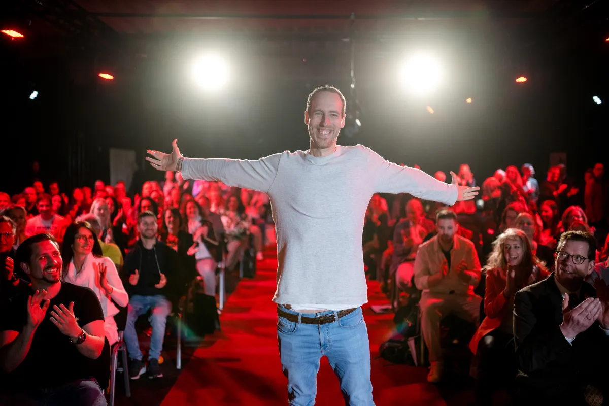 Bildunterschrift 1: Der Gießener Life-Coach Sven Nordmann kommt im Publikum bestens an. (© Justin Bockey)