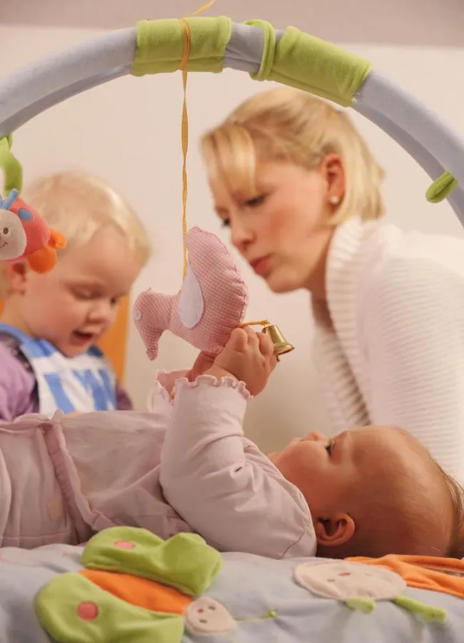 Gerade auch für Babys und Kleinkinder ist Schimmel eine Gesundheitsgefahr. Foto: Techniker Krankenkasse