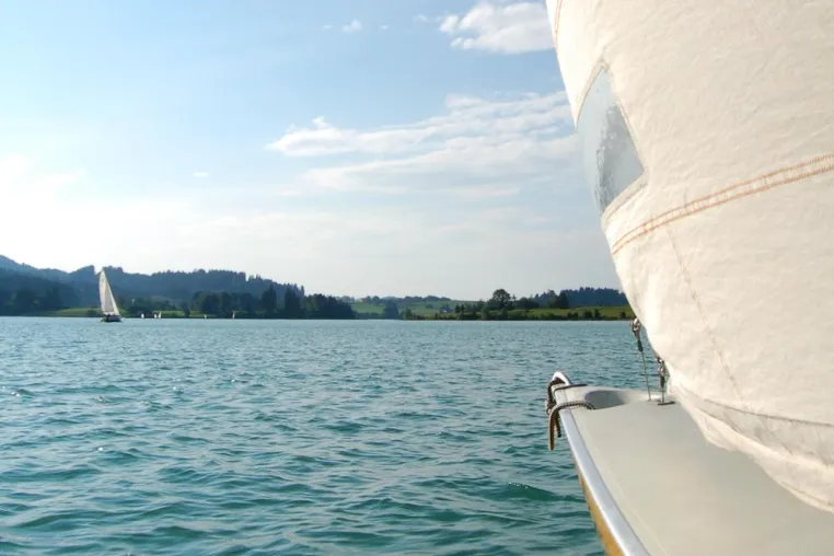 Bild: Segelurlaub unterm Weihnachtsbaum – Forggensee-Yachtschule im Allgäu bietet Geschenkgutscheine an