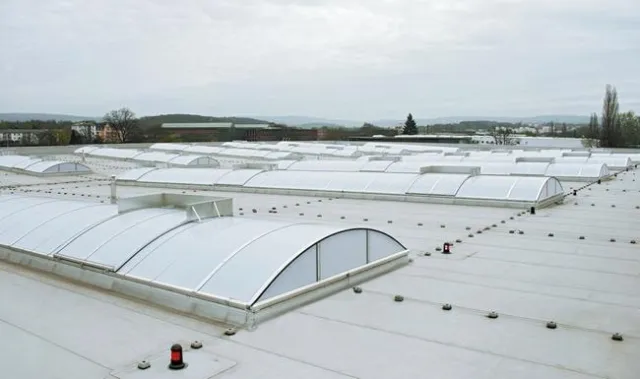 Gute Energiebilanz mit wärmebrückenfreien Lichtbändern Bild: Gute Energiebilanz mit wärmebrückenfreien Lichtbändern