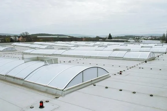 Gute Energiebilanz mit wärmebrückenfreien Lichtbändern Bild: Gute Energiebilanz mit wärmebrückenfreien Lichtbändern