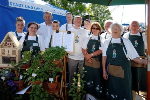 Grünklub der STADT UND LAND erhält Umweltpreis des Berliner Bezirks Marzahn-Hellersdorf Bild: Grünklub der STADT UND LAND erhält Umweltpreis des Berliner Bezirks Marzahn-Hellersdorf