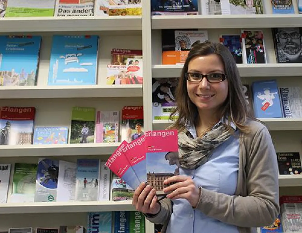 Julia May, Tourismus-Assistentin, präsentiert den neuen praktischen Guide