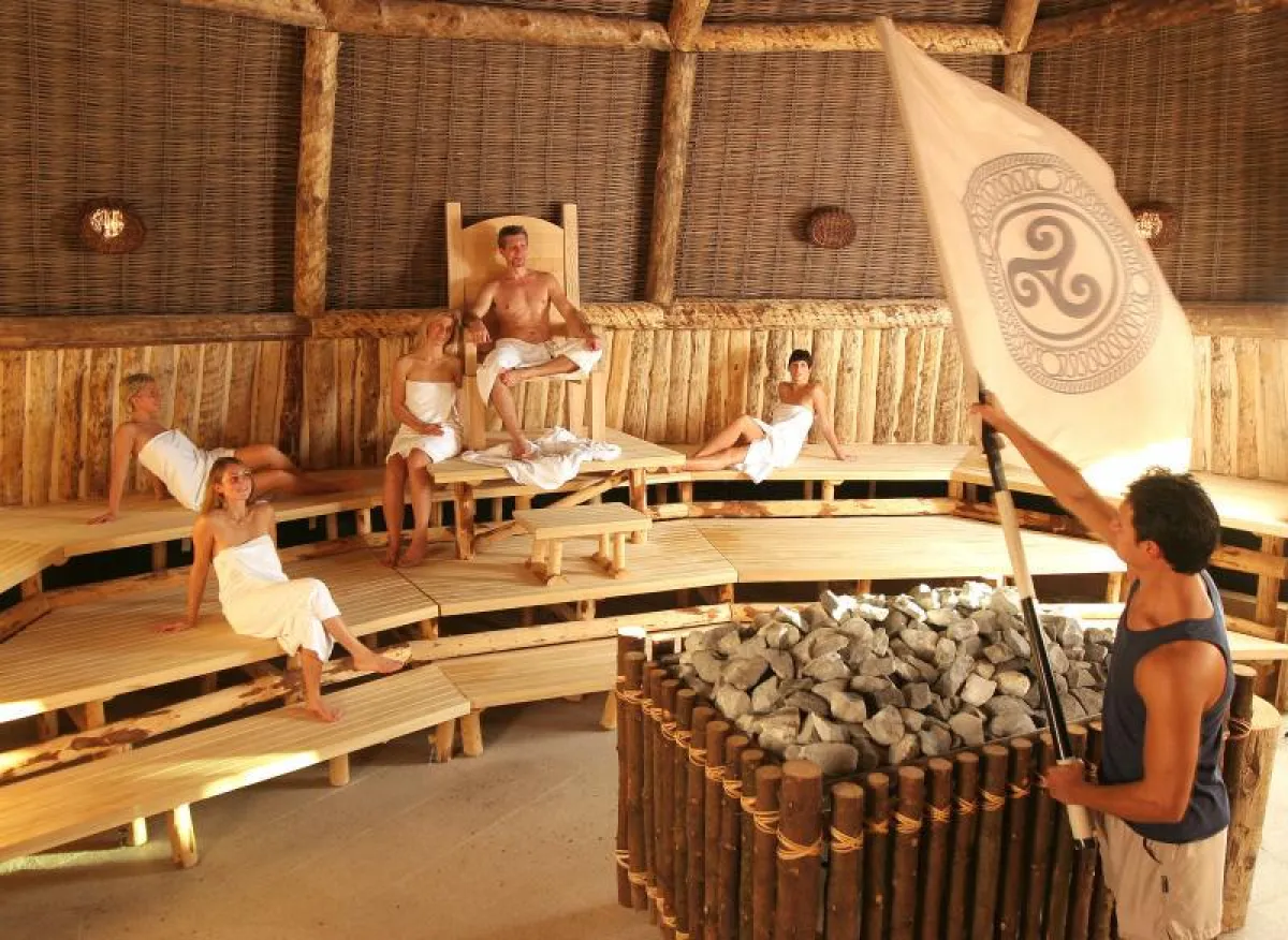 Fahnenaufguss in der Kelten-Thron-Sauna im Stonehenge