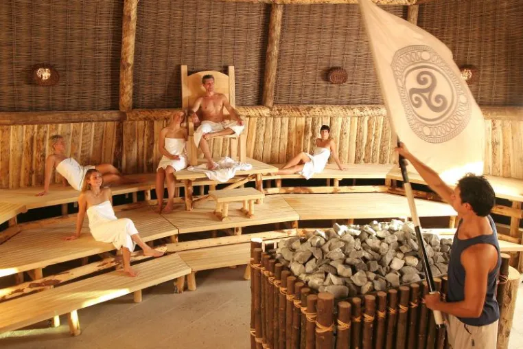 Bild: Sommersonnwendfeier im keltischen Stonehenge am 21. Juni 2008