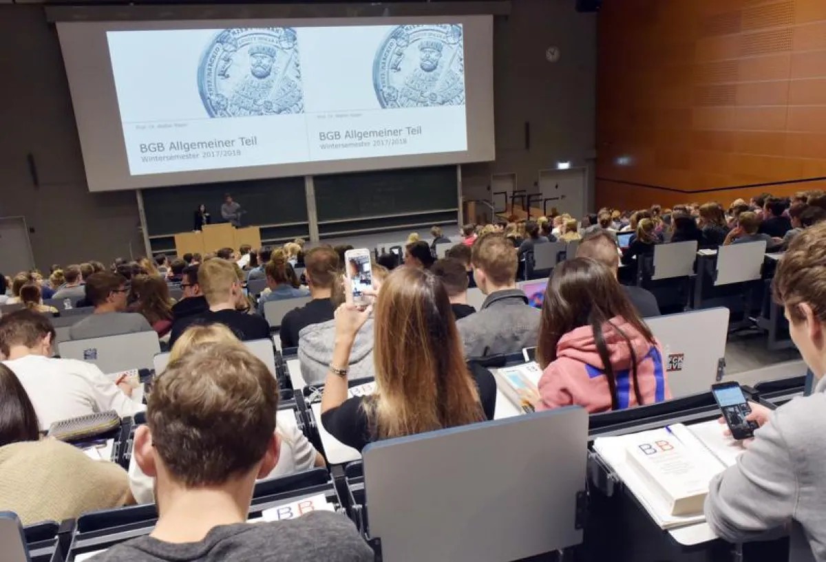 Zum heutigen Vorlesungsbeginn füllen sich die Hörsäle und Räume der Universität Jena wieder mit insgesamt rd. 18.000 Studierenden, darunter eine Höchstzahl von internationalen Studierenden. ((Foto: Ja