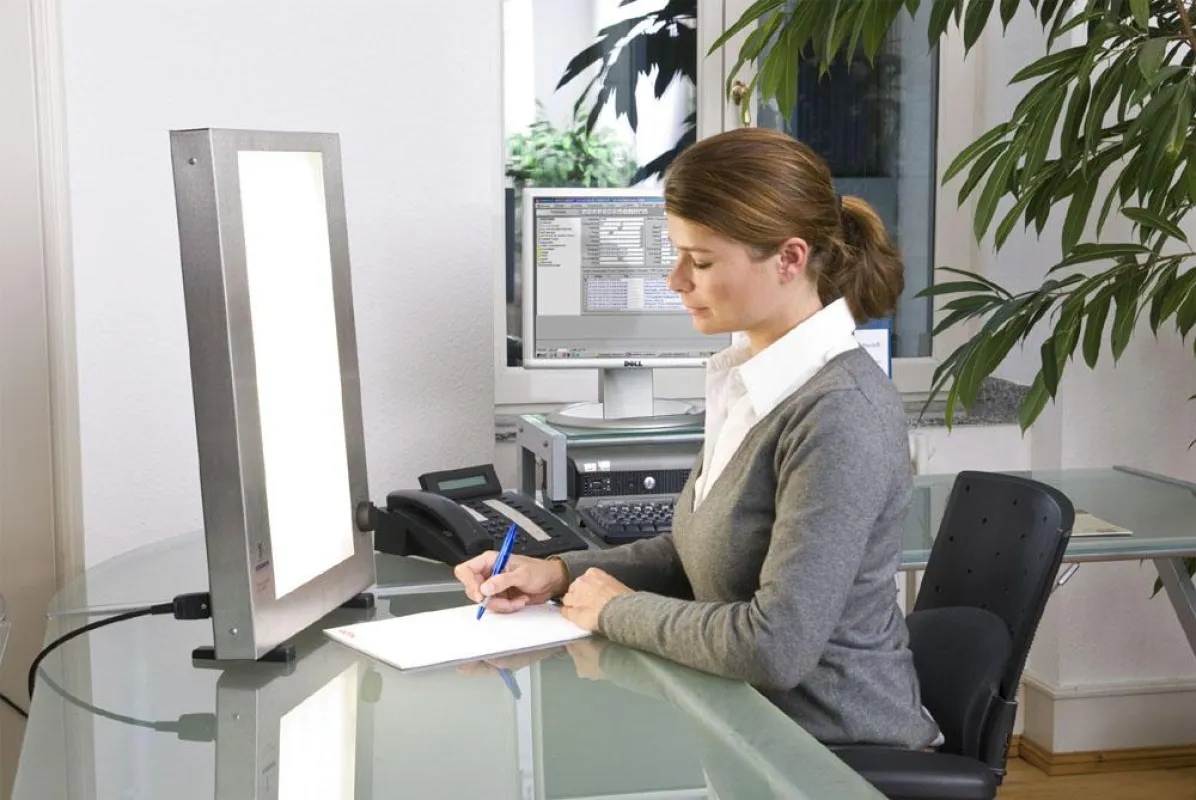 Lichttherapie am Arbeitsplatz mit der PhysioLight LD 220