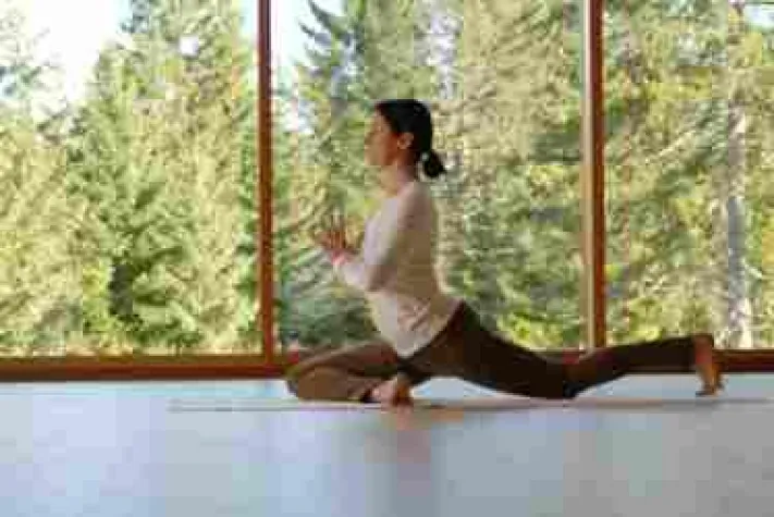 Bild: Yoga zwischen Berg und See