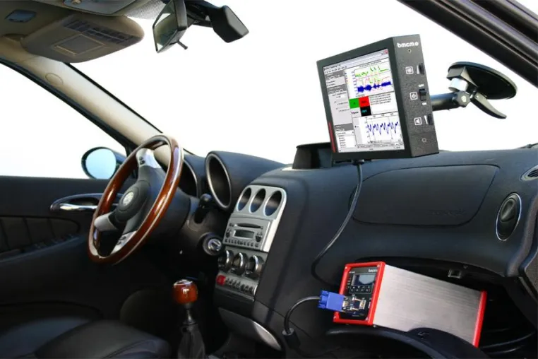 Automotive Display aDP800 sorgt für neue Ausblicke im Fahrzeugbereich Bild: Automotive Display aDP800 sorgt für neue Ausblicke im Fahrzeugbereich