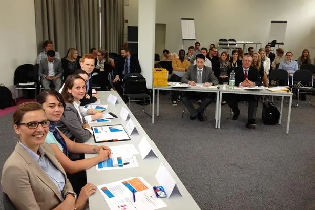 Bild: Master-Studierende trainierten praxisnahe Verhandlungssituationen: