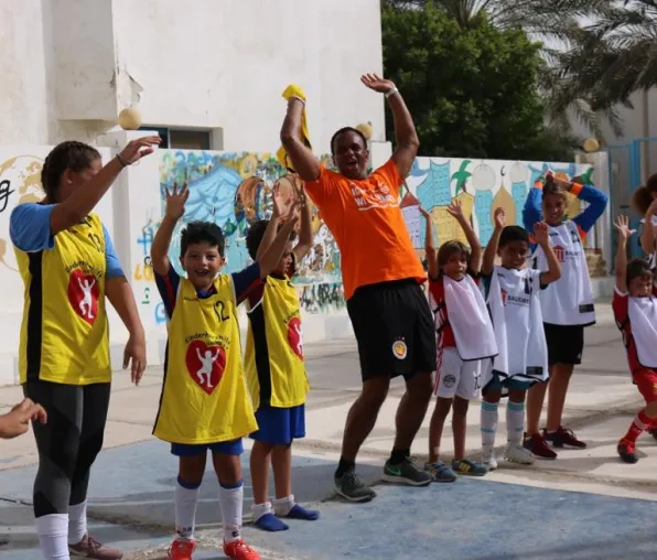 Bild: ALDN e.V. überreicht Trikotspenden an Kinder in Hurghada