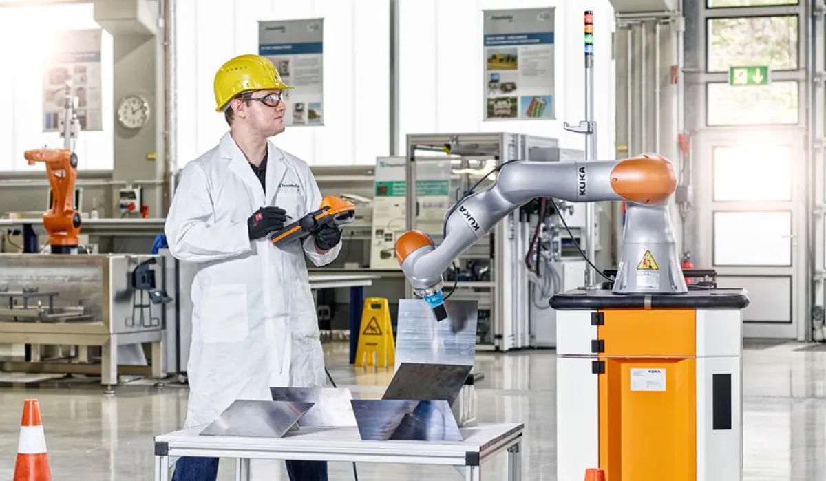 Durchführung einer robotergestützten, zerstörungsfreien Prüfung von Stahlplatinen.