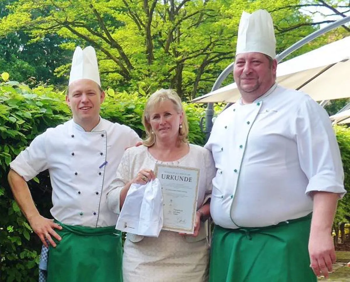 © Isabel Boergen; BU: (v.l.n.r.) Sous Chef Matthias Esche, Geschäftsführerin Sandra Benke, Küchenche