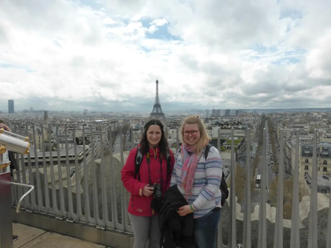 Charlotte (rechts im Bild) über den Dächern von Paris