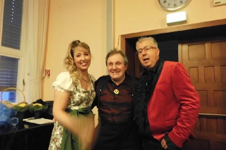 Vom „Alltagsgrau zum Himmelblau“ hieß es bei der Ü-60-Schlagerparty mit Norbi und Michelle Ryser Bild: Vom „Alltagsgrau zum Himmelblau“ hieß es bei der Ü-60-Schlagerparty mit Norbi und Michelle Ryser