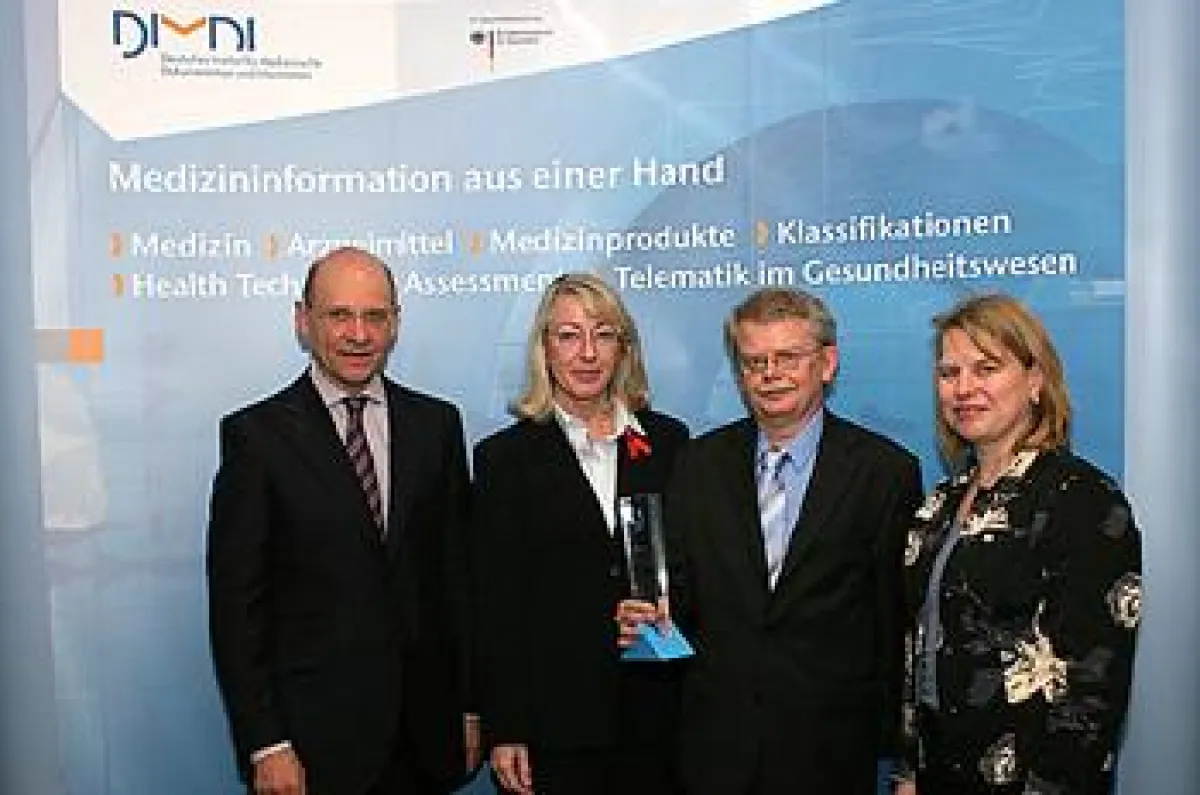 (re nach li: Corinna Beck, stellvertr. Vorsitzende der Landschaftsversammlung Rheinland, Dr. Dietrich Kaiser, Direktor des DIMDI, Elfi Scho-Antwerpes, Bürgermeisterin der Stadt Köln, Dr. Klaus Theo Sc