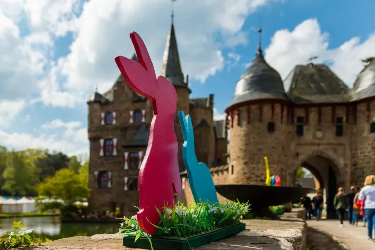 Bild: Ostermarkt auf Burg Satzvey in der Eifel am 17. und 18. April 2022