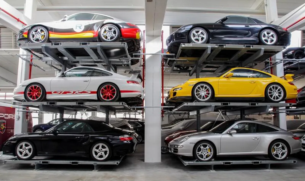 Kragarmregal: Lagerstätte für Porsche Fahrzeuge