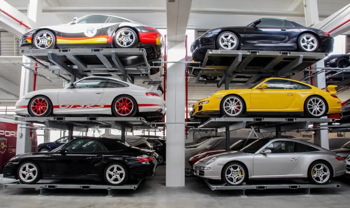 Kragarmregal: Lagerstätte für Porsche Fahrzeuge