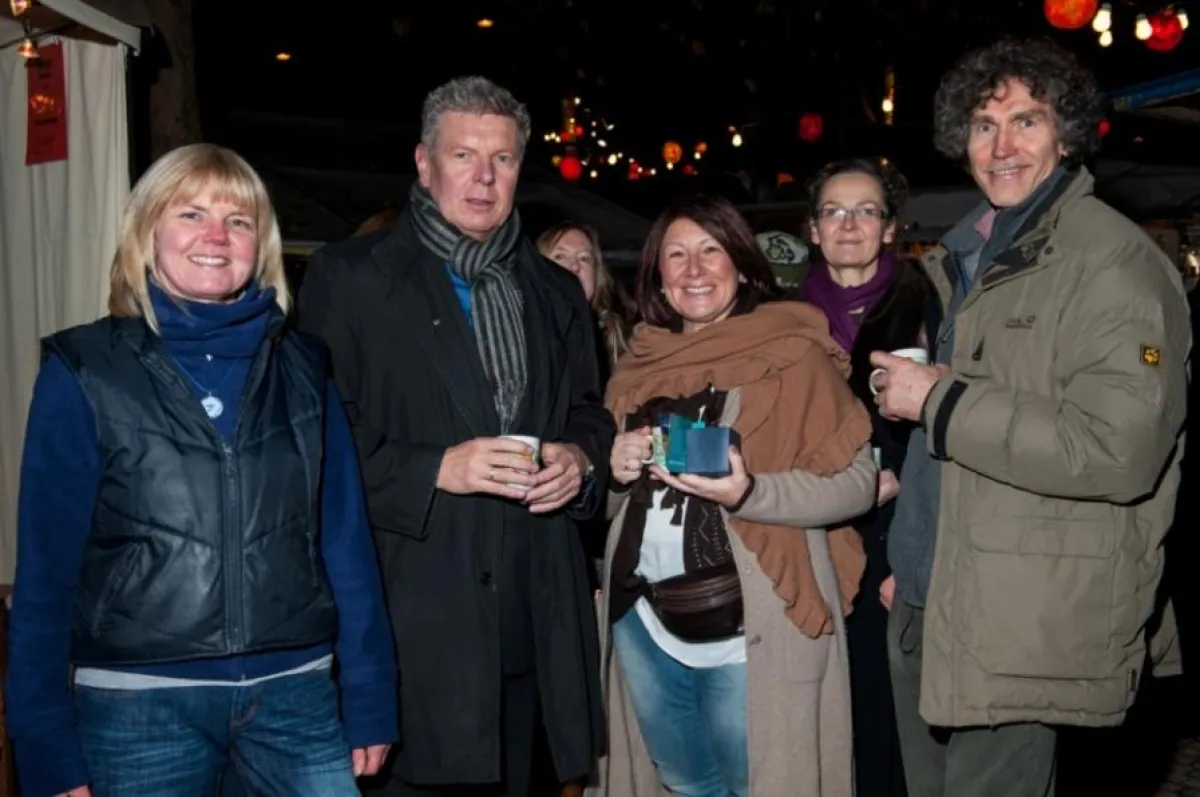 Dieter Reiter (2 v.l.) bei der Eröffnung des Schwabinger Weihnachtsmarktes