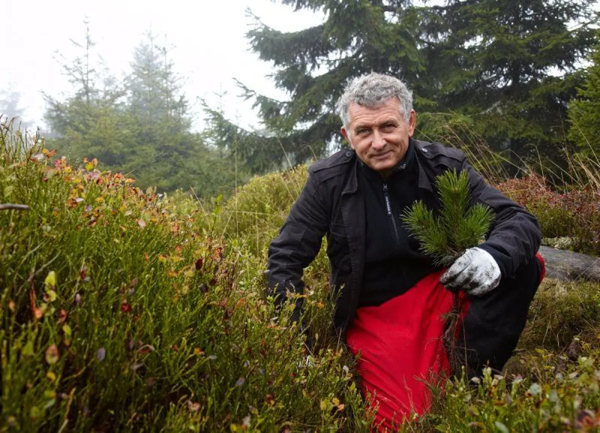 Jacques Rocher, Präsident der Umweltstiftung Fondation Yves Rocher beim Spatenstich.