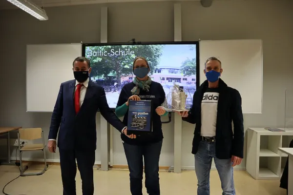 Bild: Schule ist Leben 2020 - Gutscheinübergabe durch die Dräger-Stiftung - es geht weiter ab 27.03.2021