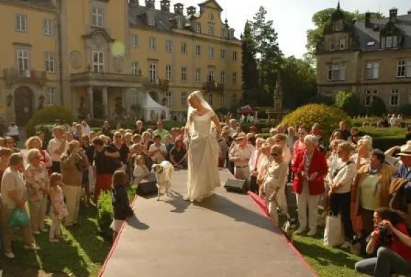 Bild: BURDA MODEMAGAZIN zeigt Hochzeitsmode für Braut und Hund auf der "Landpartie Schloss Bückeburg"