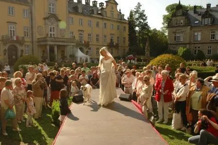 Bild: BURDA MODEMAGAZIN zeigt Hochzeitsmode für Braut und Hund auf der "Landpartie Schloss Bückeburg"