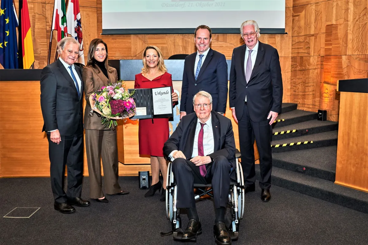 Für ihren Vater Josef Klüh überreichte Yasmin Klüh Prof. Antje Boetius die Urkunde (© Silke Steinraths)