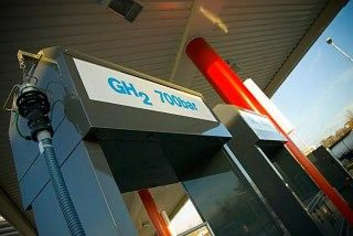 Eine Netz von Wasserstoff-Tankstellen ist Voraussetzung dafür, dass Brennstoffzellen-Fahrzeuge für den Endverbraucher interessant werden. Foto: Linde Gas