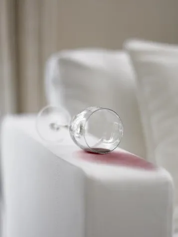 Bild: Nach der Silvester-Party zuhause: Erste Hilfe für Polstermöbel