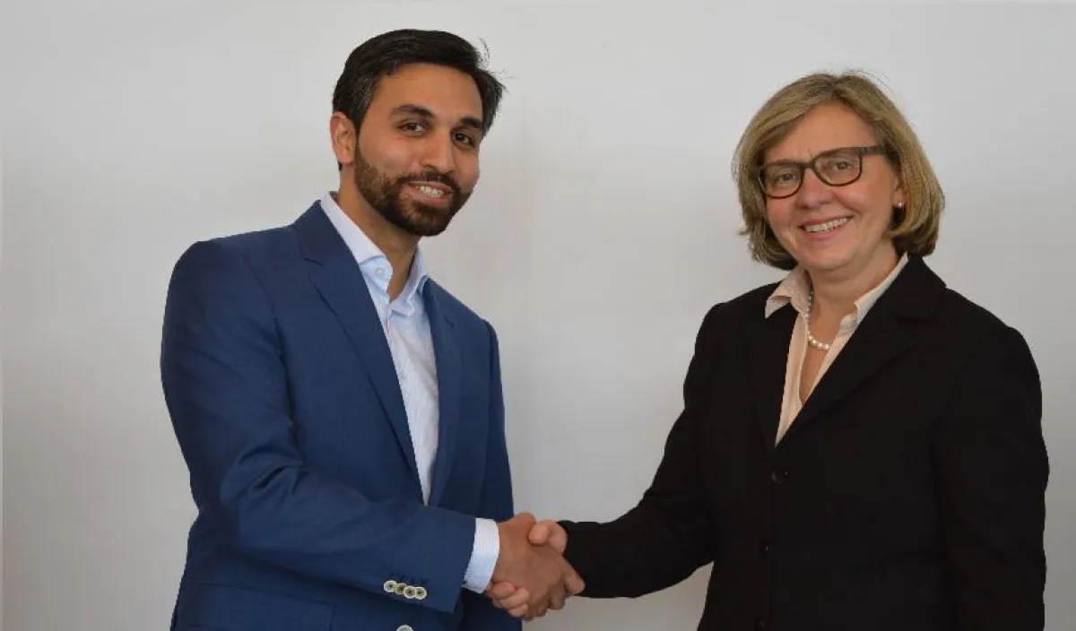 Fr. Wolter, GF der Nefzger GmbH & Co. KG mit Hr. Salam, GF der KfT GmbH bei der Vertragsbesiegelung