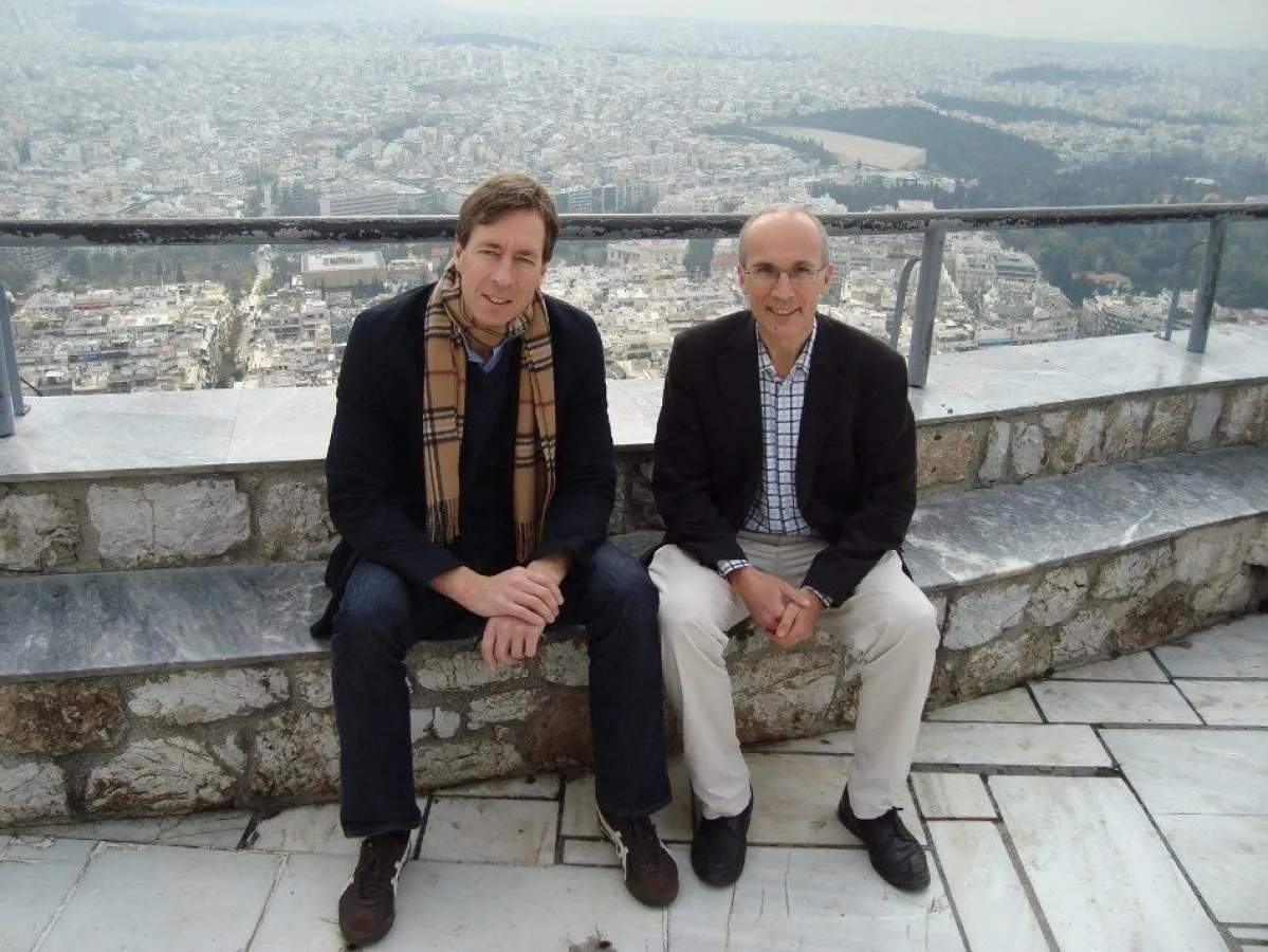 Über den Dächern von Athen trafen sich SUNOS-Geschäftsführer Frank Hemme (li) und Dipl. Ing. Horst Bronowski.